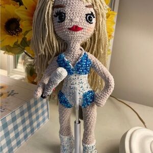 Taylor Swift amigurumi doll